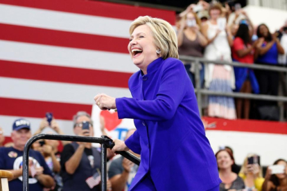 Hillary Clinton sube al estrado durante un mitin en California.-AFP / JONATHAN ALCORN