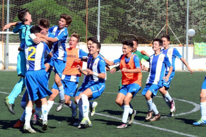 Los jugadores del Espanyol celebran un de sus títulos en el Ciudad de Soria.-ÁLVARO MARTINEZ