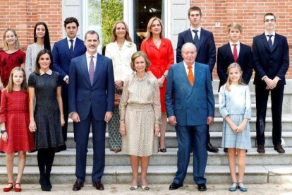 Los integrantes de la Familia Real posan en el almuerzo familiar en el Palacio de la Zarzuela con motivo del 80º aniversario de la reina Sofía.-EFE / FRANCISCO GÓMEZ