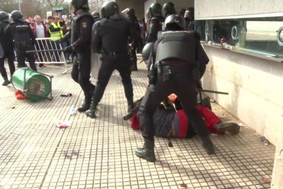 Cargas policiales en Don Benito (Badajoz) con motivo de la manifestación convocada por las organizaciones agrarias, este miércoles.-EUROPA PRESS