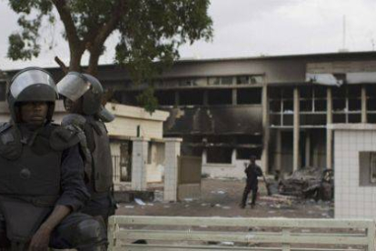 La guardia nacional custodia el edificio del Parlamento de Burkina Faso, ayer, en Uagadugú.-Foto:   REUTERS / JOE PENNEY