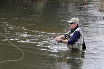 Un aficionado durante una jornada de pesca en el Duero a su paso por Hinojosa de la Sierra.-VALENTÍN GUISANDE