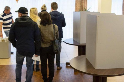 Ciudadanos de la región alemana de Turingia ejercen su derecho a voto en Erfurt.-