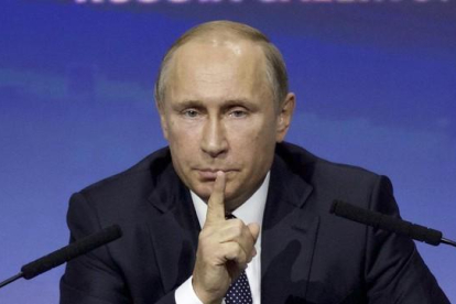 El presidente ruso, Vladimir Putin, durante su intervención del pasado martes en el foro de inversión anual "Russia Calling!".-IVAN SEKRETAREV / AP