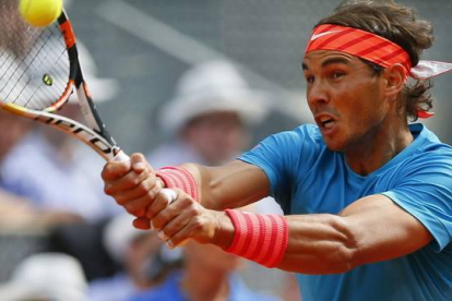 Rafael Nadal devuelve una pelota a Steve Johnson, durante el partido que ha enfrentado a ambos en el Mutua Madrid Open.-EFE / JUANJO MARTÍN