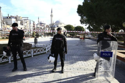 Varios policías, en la zona del atentado de Estambul.-AP
