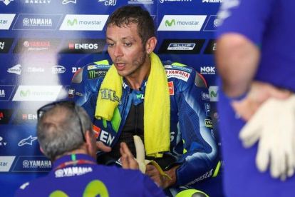 Valentino Rossi conversa con uno de los técnicos de Yamaha, en Malasia-ALEJANDRO CERESUELA