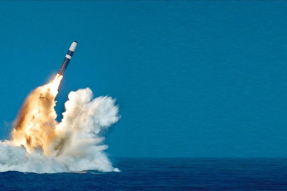 Un misil nuclear estadounidense lanzado desde un submarino.-GETTY IMAGES