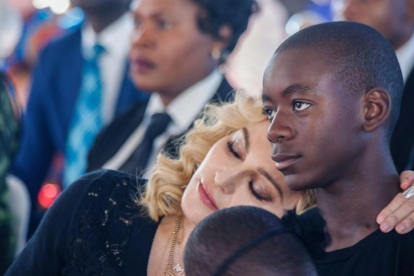 Madonna, con su hijo David Banda.-AFP / AMOS GUMULIRA