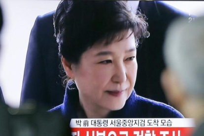 Park Geun-hye, en una imagen de televisión, a su llegada a la fiscalía, en Seúl, el 21 de marzo.-AP / AHN YOUNG-JOON