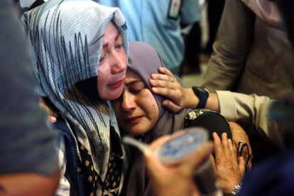 Familiares de las víctimas avión indonesio-AFP