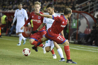 Unai Medina y Dani Niento intentan frenar a Ceballos, del Madrid, durante el partido de ida en Los Pajaritos.-VALENTÍN GUISANDE