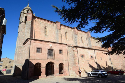 Imagen de la fachada principal de la Colegiata Nuestra Señora de la Asunción, en Medinaceli. La puerta de acceso que se arreglará no se ve en la imagen.-HDS