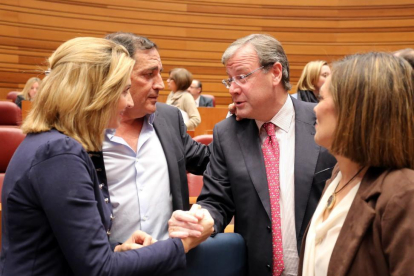 Pleno de las Cortes de Castilla y León. De izquierda a derecha, la consejera de Familia e Igualdad de Oportunidades, Alicia García; el consejero de Sanidad, Antonio Sáez; el procurador popular Antonio Silván; y la consejera de Agricultura y Ganadería, Mil-Ical