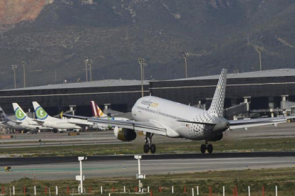 Un avión de Vueling, en el Aeropuerto Barcelona-El Prat.-DANNY CAMINAL
