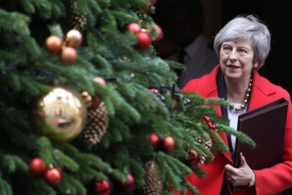 Theresa May en Downing Street, ayer.-DANIEL LEAL-OLIVAS/ AFP