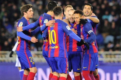 Los jugadores del Barça festejan el gol de Neymar ante la Real Sociedad.-AFP / ANDER GILLENEA