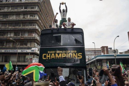 Los jugadores de Sudáfrica, héroes del Mundial de rugby desfilan con la Copa ganada en Japón.-