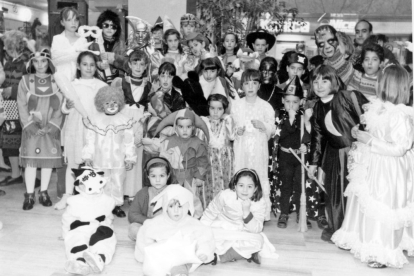 Soria 1995. Carnaval en el Centro Comercial del Espolón. ANA ISLA