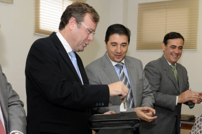Arias, Silván, Peregrina y Pardo durante la entrega de llaves a los vecinos de Arcos. / ÁLVARO MARTÍNEZ-