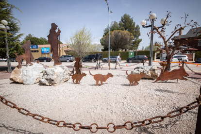 Escultura en homenaje al rehalero inaugurada este viernes coincidiendo con la apertura de Venalmazán, la feria de la caza.