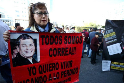 Simpatizantes del expresidente Rafael Correa y el exvicepresidente Jorge Glas protestan a las afueras de la Corte Nacionalpor el caso de secuestro a un opositor en 2012 .-JOSÉ JACOME (EFE)