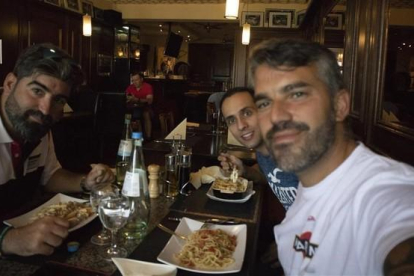 José Alcaide, Dani Menacho y Jesús Robledo, en uno de los restaurantes del circuito de Nurburgring. /-JESUS ROBLEDO