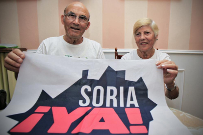 Juan Antonio y Caty recorrerán a pie los 120 kilómetros entre Soria y Aranda de Duero.-MARIO TEJEDOR