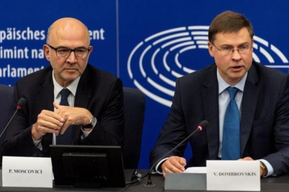 El comisario europeo de Asuntos Económicos, Pierre Moscovici (izquierda), y el vicepresidente del Ejecutivo comunitario para el euro, Valdis Dombrovskis, durante una rueda de prensa en el Parlamento de Estrasburgo.-PATRICK SEEGER (EFE)