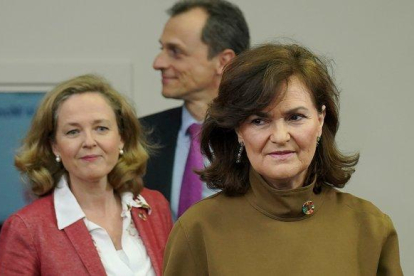 Las dos Vicepresidentas, Nadia Calviño (izquierda) y Carmen Calvo (derecha) en una rueda de prensa posterior al Consejo de Ministros.-JOSÉ LUIS ROCA