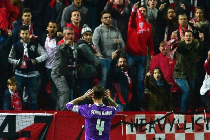 Sergio Ramos celebra su gol 'a lo Panenka' frente a los Biris en el Sánchez Pizjuán.-AFP / CRISTINA QUICLER