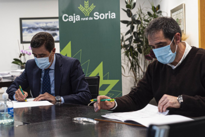 Carlos Martínez y Vicente Gonzalo en la firma del convenio de colaboración. HDS