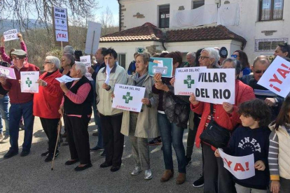 Una de las protestas ante la farmacia para pedir su reapertura-HDS