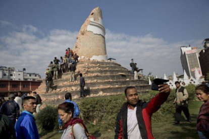 Un hombre se toma un selfi en la torre Dharahara.-Foto: AP / BERNAT ARMANGUE