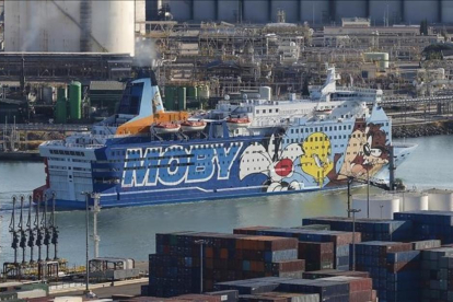 El crucero Moby Dada, uno de los barcos en los que se hospedan los agentes, en el puerto de Barcelona.-JULIO CARBO