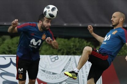 Carvajal, junto a Silva, en un entrenamiento de la selección española en Krasnodar.-/ AP / MANU FERNÁNDEZ