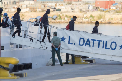 Los primeros inmigrantes bajan del Dattilo.-MIGUEL LORENZO