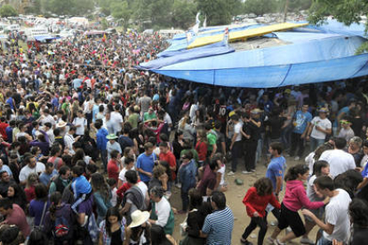 Miles de sorianos junto a los chiringuitos de San Juan en el monte Valonsadero. / VALENTÍN GUISANDE-