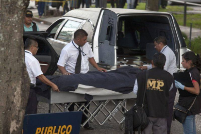 Forenses trasladan el cuerpo del abogado Francisco José Palomo Tejeda.-Foto: EFE