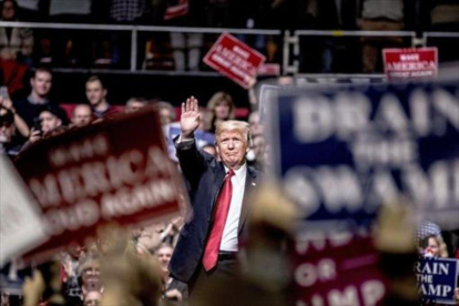 Trump saluda a sus seguidores en Nashville (Tennessee)-EFE / RICK MUSSACHIO