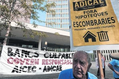 Protesta contra las cláusulas suelo de las hipotecas en la Ciutat de la Justícia.-DANNY CAMINAL