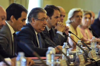El ministro Juan Ignacio Zoido en la reunión que ha mantenido este jueves con los delegados del Gobierno de toda España.-DIEGO PÉREZ/EFE