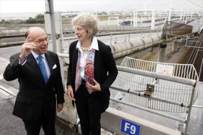 Bernard Cazeneuve y Theresa May ayer en Calais.-Foto: AP/ M.S.