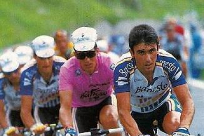 De Santos corrió cinco años como profesional con el Banesto. Aquí con Induráin en el Giro del 93.-CEDIDA