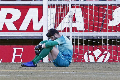 Juan Carlos se lamenta tras encajar el gol que le daba el empate a Osasuna.-Mario Tejedor