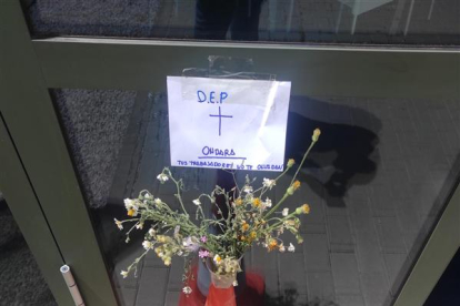 Cartel dejado por los trabajadores a las puertas de Ondara en la tarde de ayer. HDS