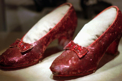 Los zapatos rojos de El mago de Oz, en una foto de archivo de 1996-AP / ED ZURGA