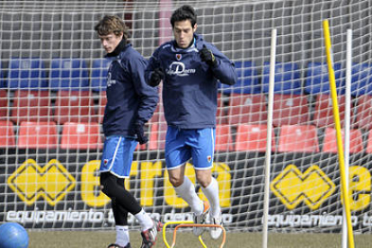 Javier del Pino junto a Nandi durante un entrenamiento en la Ciudad Deportiva. / ÚRSULA SIERRA-
