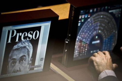 Imagen del exprimer ministro Sócrates en el ordenador de un diputado este miércoles en Lisboa.-Foto: AFP / PATRICIA DE MELO MOREIRA
