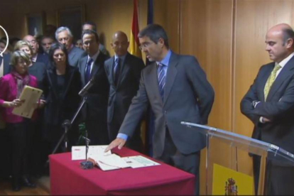 El 'pequeño Nicolás', destacado con un círculo blanco a la izquierda de la imagen, se coló en la toma de posesión de Jiménez Latorre como secretario de Estado, en el 2011.-